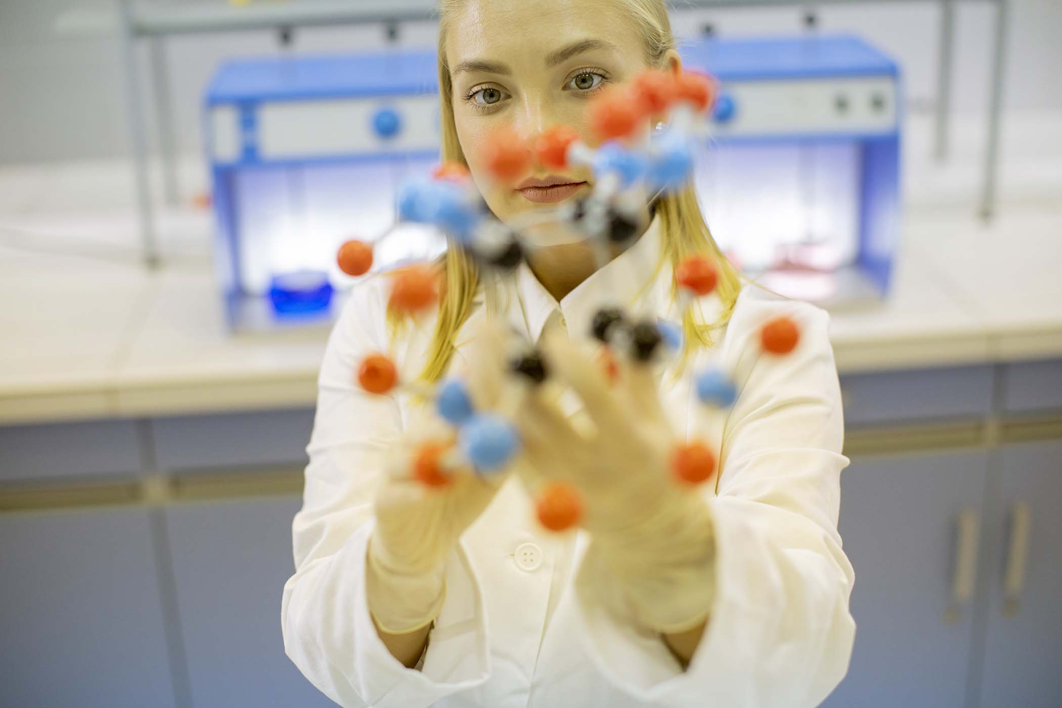 female-chemist-hold-molecular-model-in-the-lab-J6MWEE8.jpg